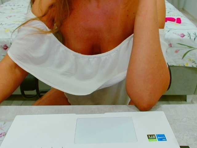 JuicyGloss live cam on BongaCams