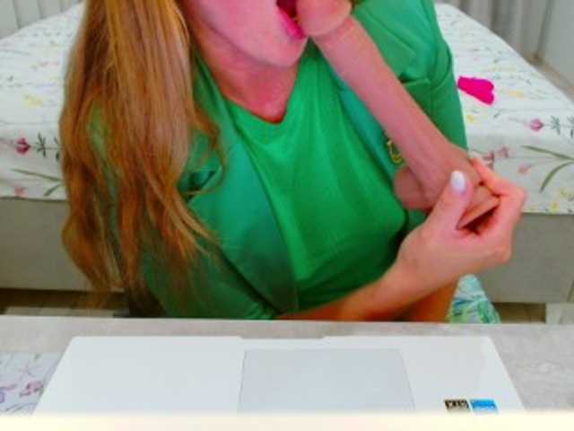 JuicyGloss live cam on BongaCams