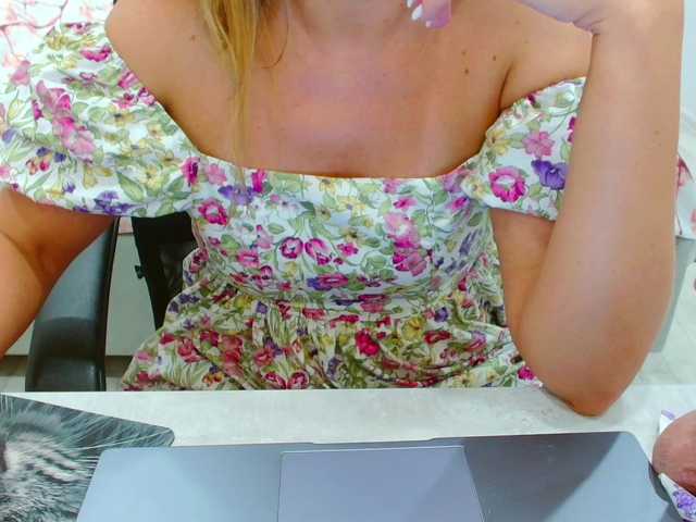 JuicyGloss live webcam show