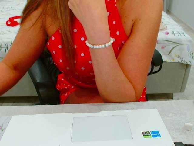 JuicyGloss live cam on BongaCams