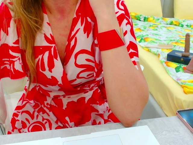 JuicyGloss — live female cam