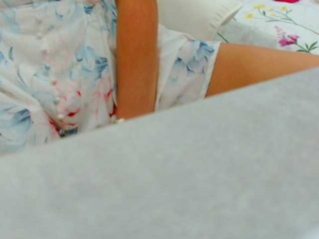 JuicyGloss live cam on BongaCams