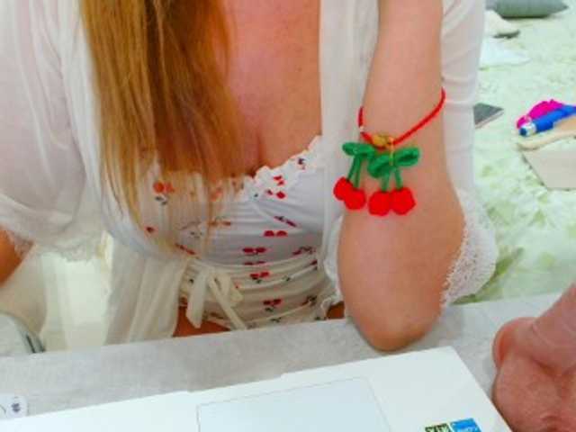 JuicyGloss live cam on BongaCams
