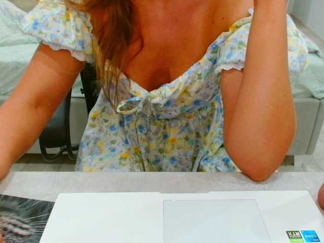 JuicyGloss live webcam show