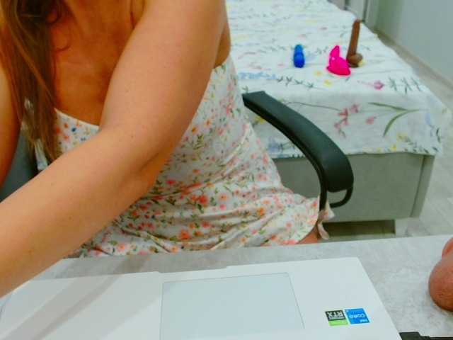 JuicyGloss live cam on BongaCams