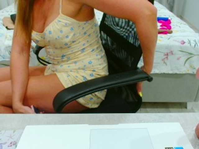 JuicyGloss live cam on BongaCams