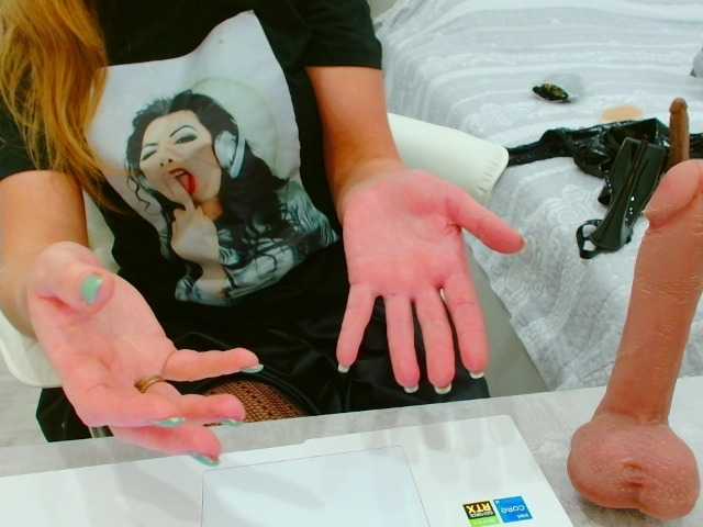 JuicyGloss live cam on BongaCams