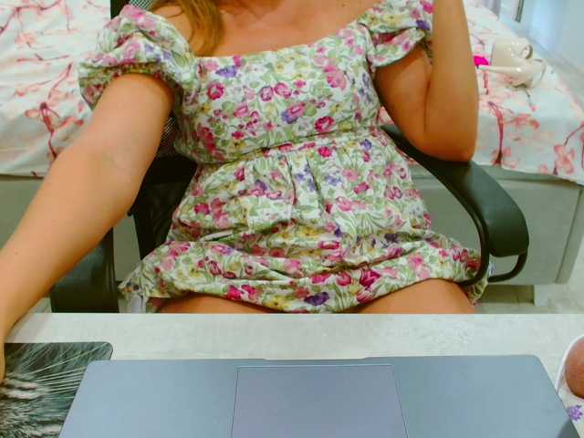 JuicyGloss live webcam show