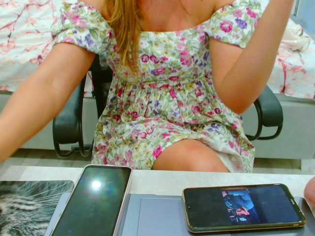 JuicyGloss live webcam show