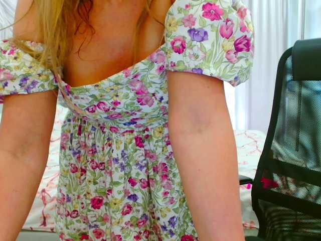 JuicyGloss live webcam show