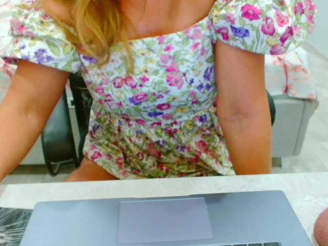 JuicyGloss live webcam show