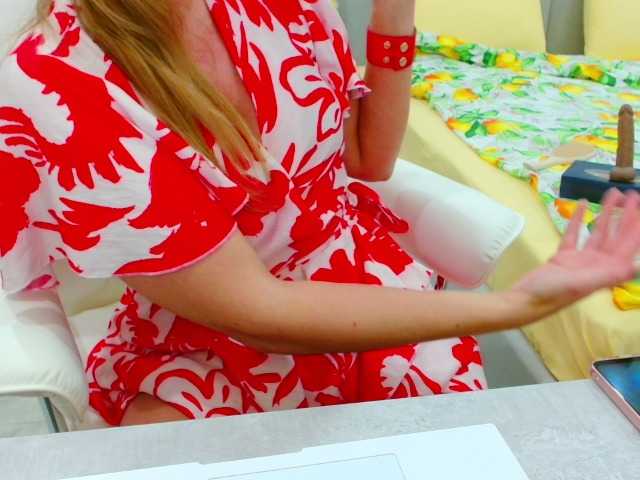 JuicyGloss live cam on BongaCams