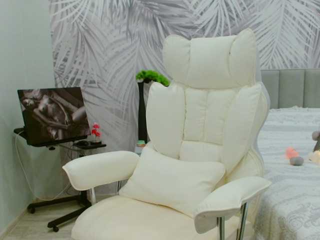 JuicyGloss live cam on BongaCams