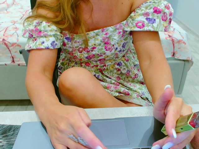 JuicyGloss live webcam show