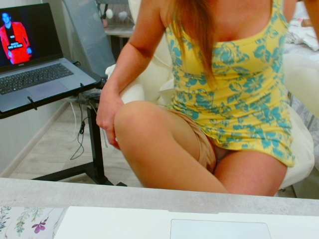 JuicyGloss live cam on BongaCams