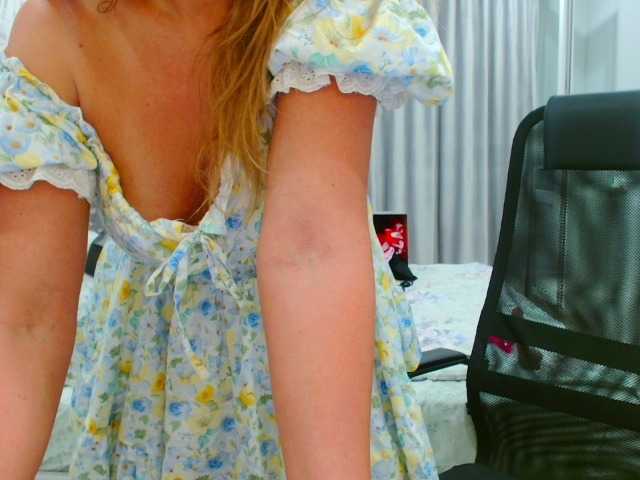 JuicyGloss live cam on BongaCams