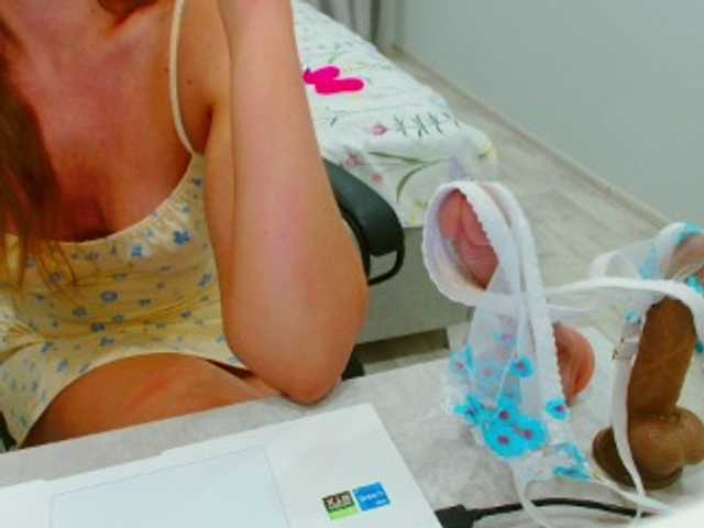 JuicyGloss live cam on BongaCams