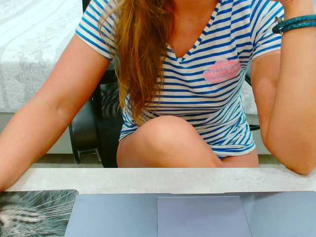 JuicyGloss live cam on BongaCams