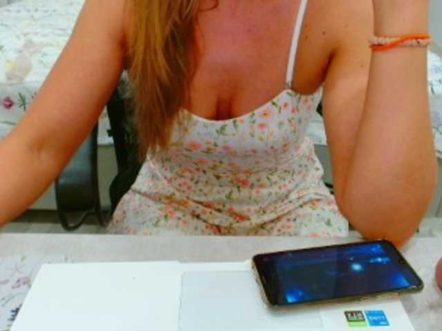 JuicyGloss live cam on BongaCams