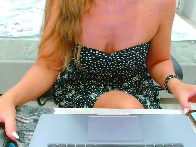 JuicyGloss live cam on BongaCams