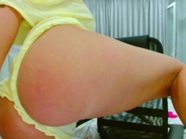 JuicyGloss live cam on BongaCams
