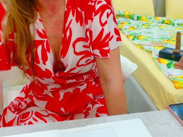 JuicyGloss — live female cam