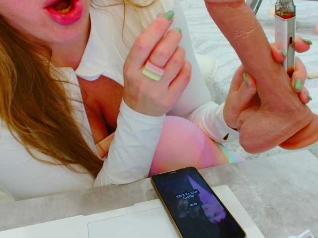 JuicyGloss live cam on BongaCams