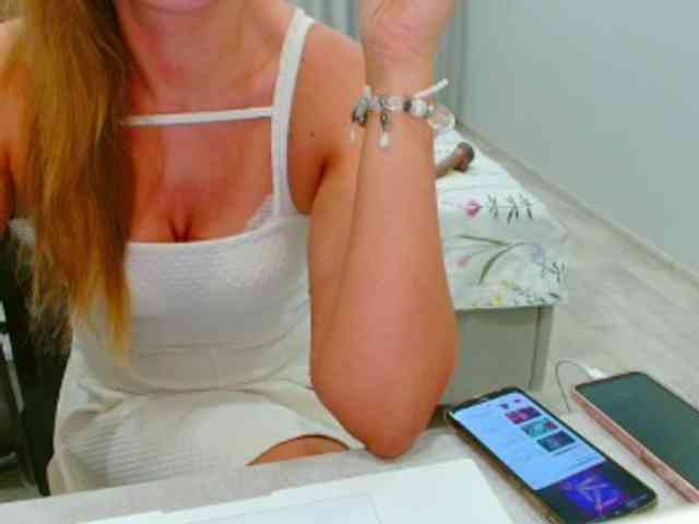 JuicyGloss webcam