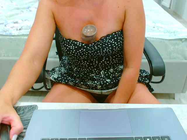 JuicyGloss webcam