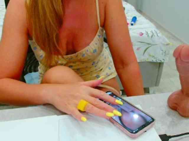 JuicyGloss webcam