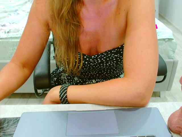 JuicyGloss webcam