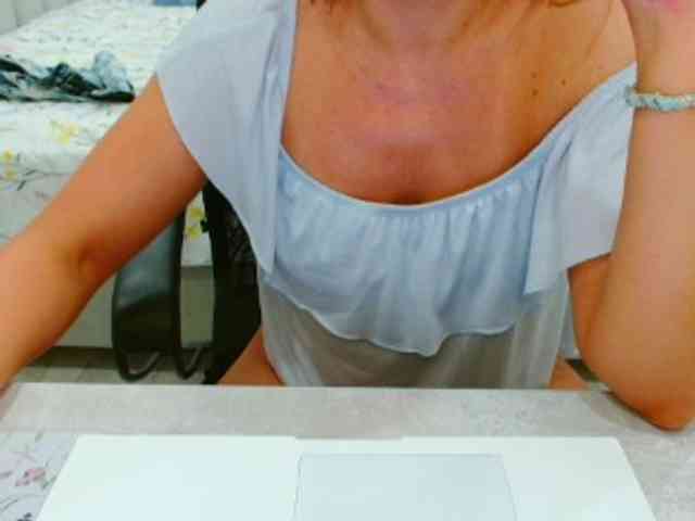 JuicyGloss webcam