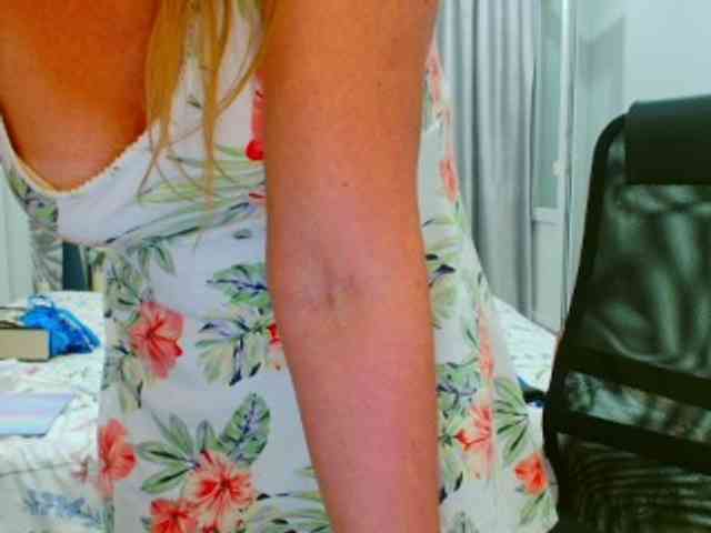 JuicyGloss webcam