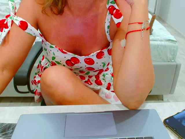 JuicyGloss webcam