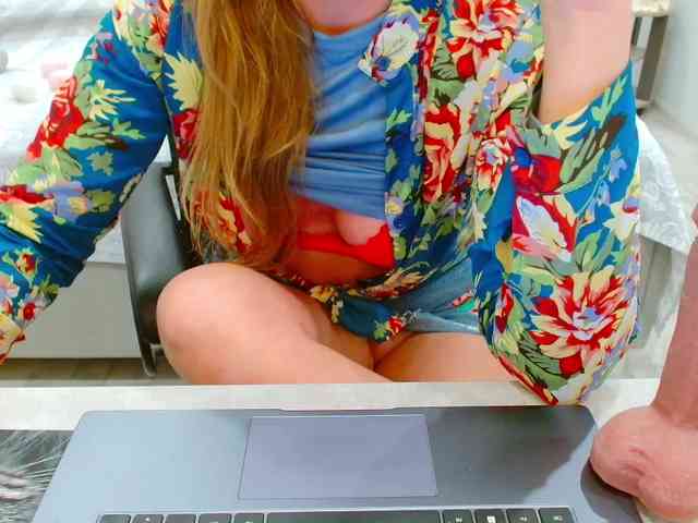 JuicyGloss webcam