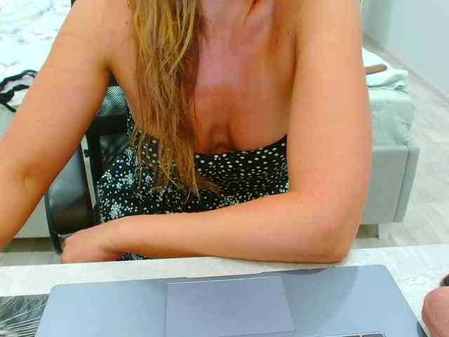 JuicyGloss webcam