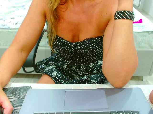 JuicyGloss webcam