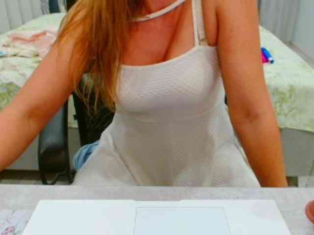JuicyGloss webcam