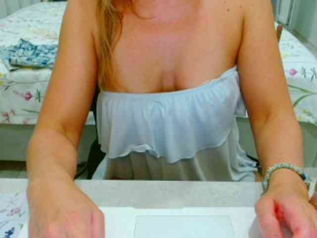 JuicyGloss webcam