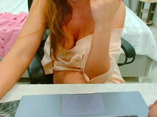 JuicyGloss webcam