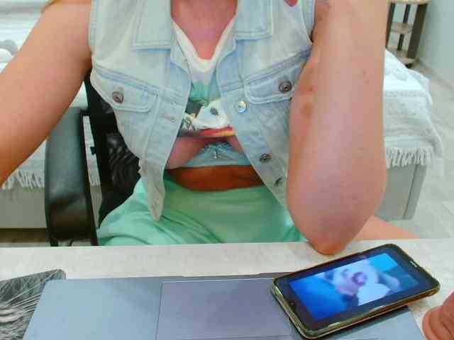 JuicyGloss webcam
