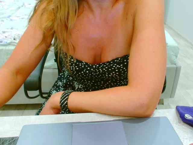JuicyGloss webcam