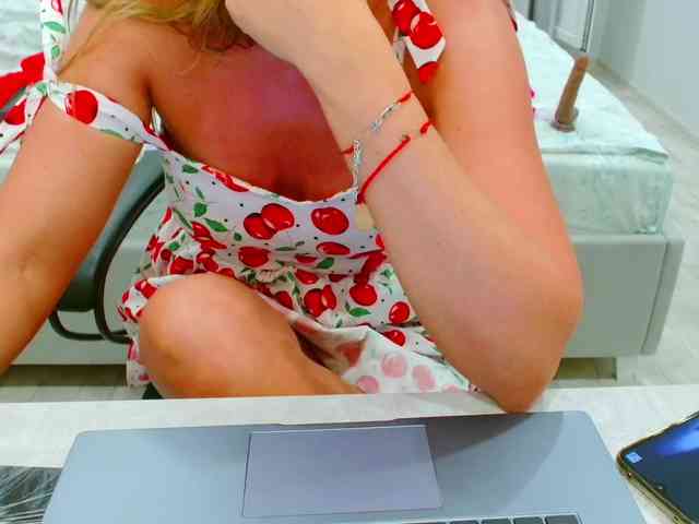 JuicyGloss webcam