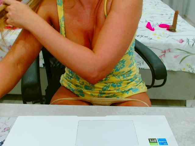 JuicyGloss webcam