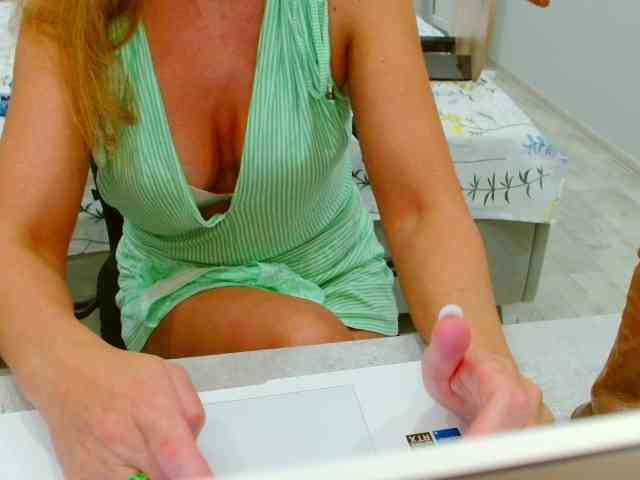 JuicyGloss webcam