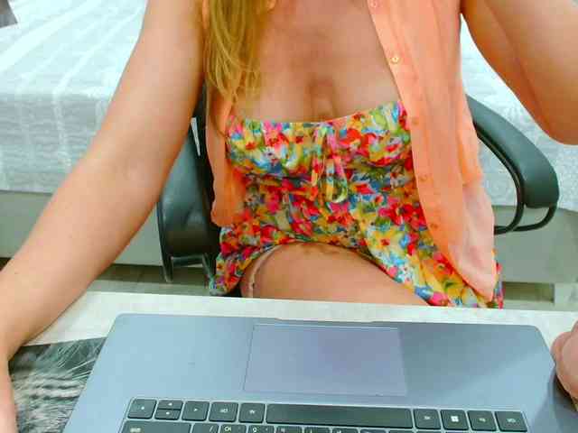 JuicyGloss webcam