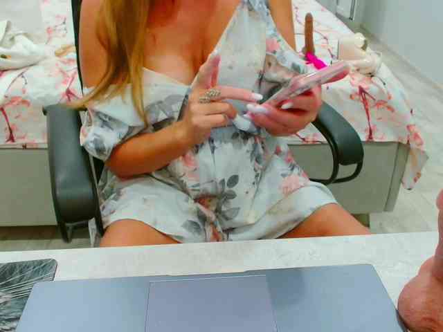 JuicyGloss webcam