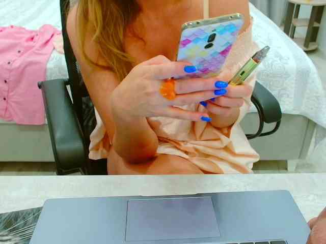 JuicyGloss webcam