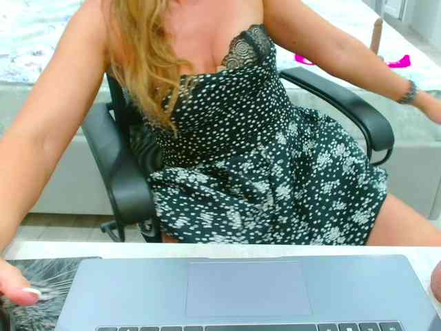 JuicyGloss webcam