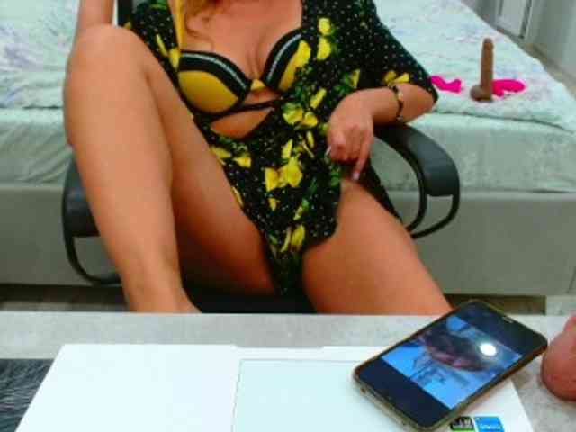 JuicyGloss Live Webcam on BongaCams